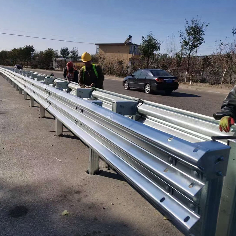Durable Hot-DIP Galvanized Steel Highway Guardrail Traffic Barrier System