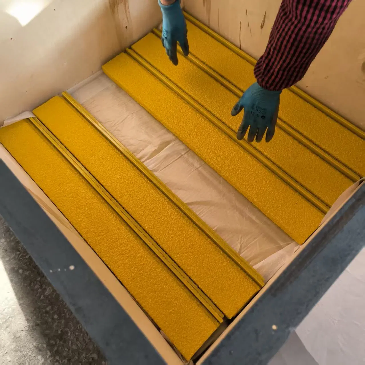 FRP-Based or GRP-Based Carborundum Stair Tread Nosing / Abrasive Stair Tread Nosing