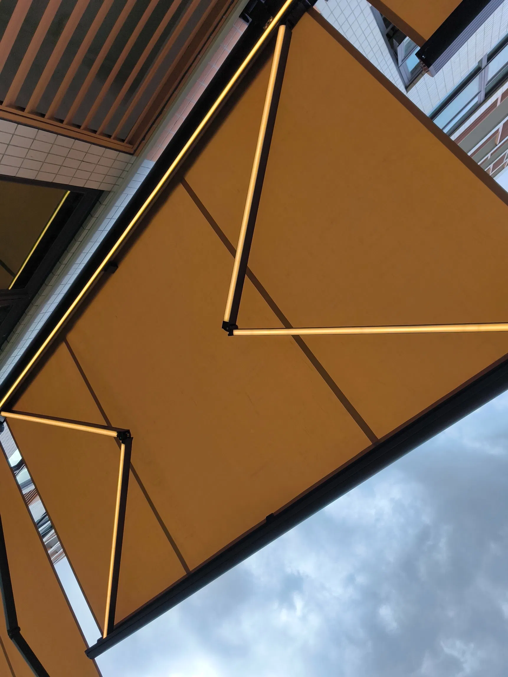 Custom Size Motorized Retractable Sunshade Outdoor Aluminum Alloy Frame Coffee Shop Garden Patio Awnings