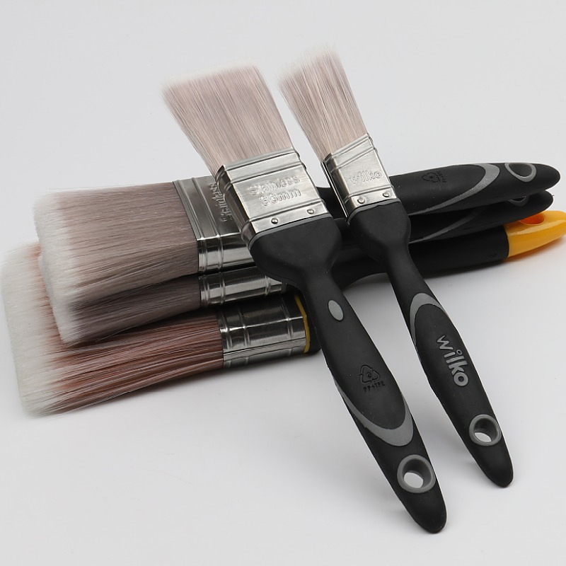 Малярная кисть с удлинённой деревянной ручкой и толстой щетиной