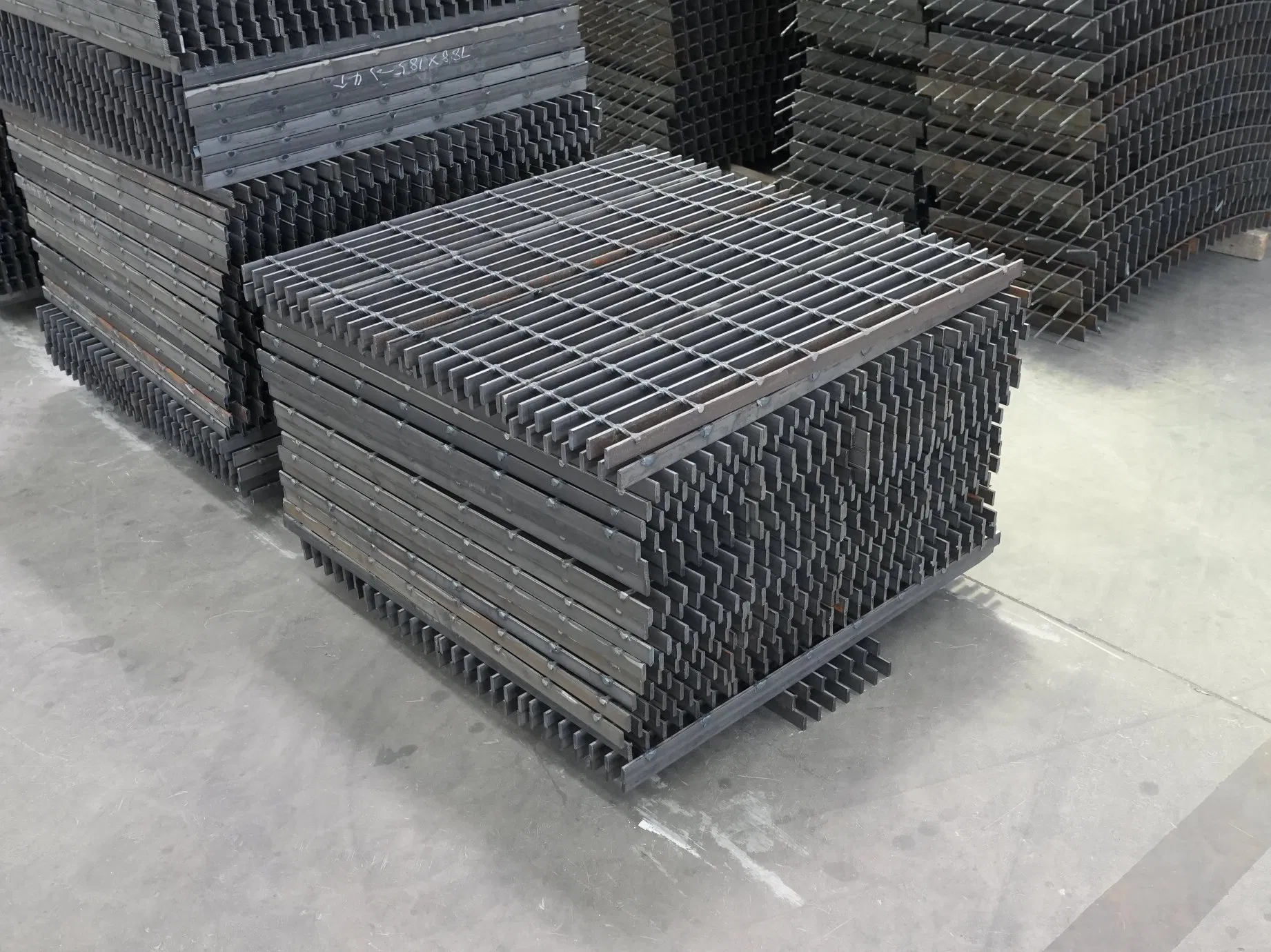 Customized Standard Hot DIP Galvanized Steel Grating for Industrial Platform and Walkway
