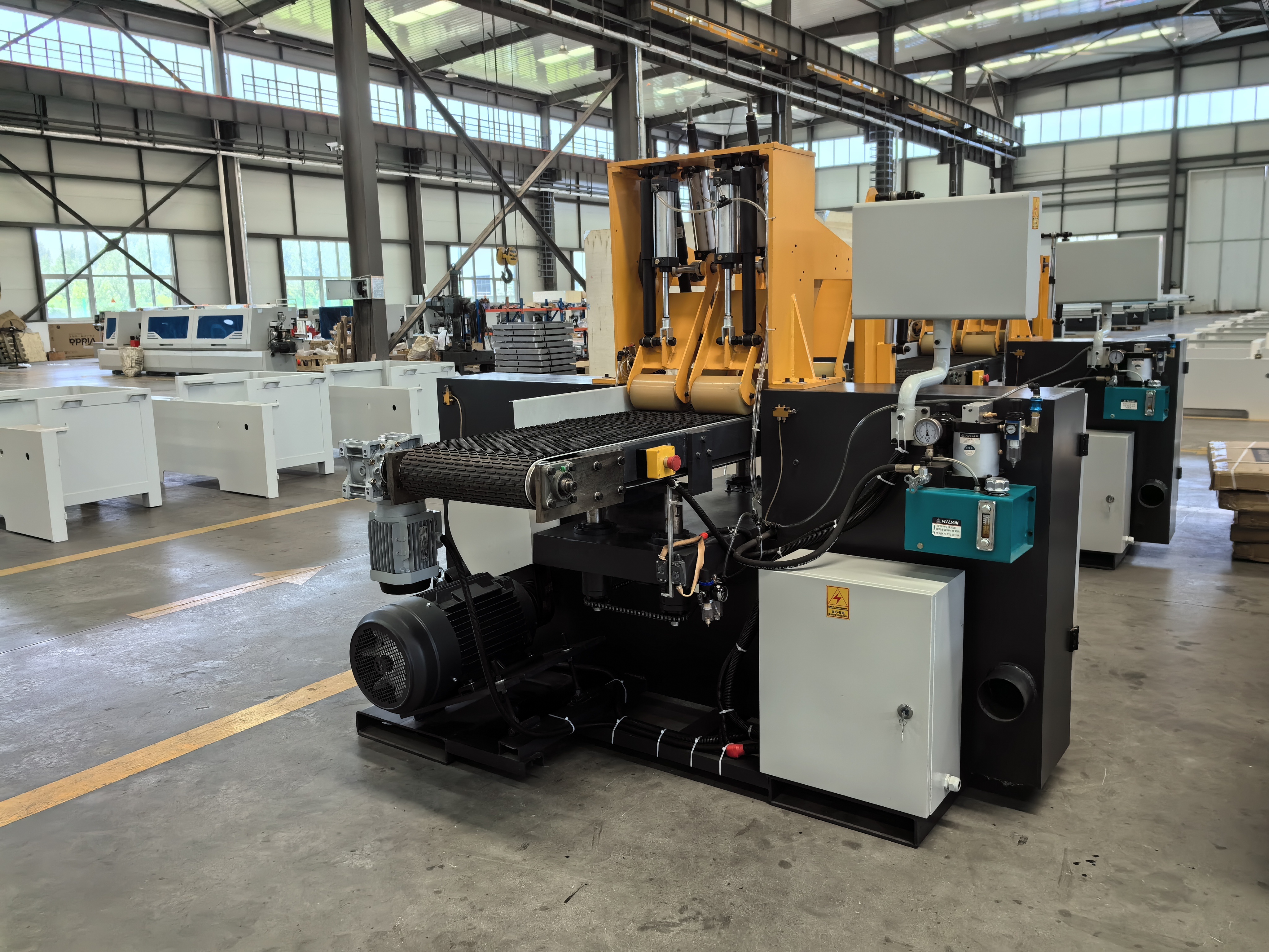 Ленточная пила по дереву горизонтальная