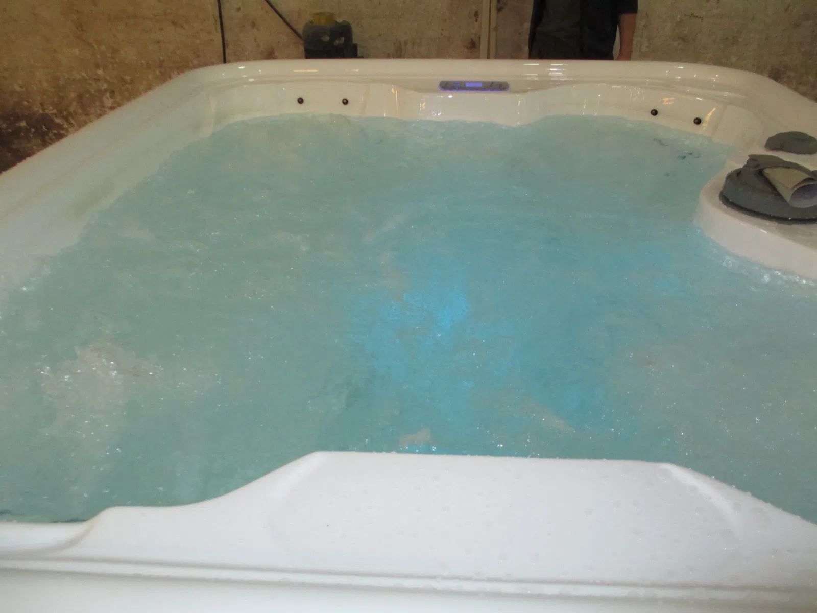 Маленькая угловая СПА ванна с гидромассажем и двумя лежаками