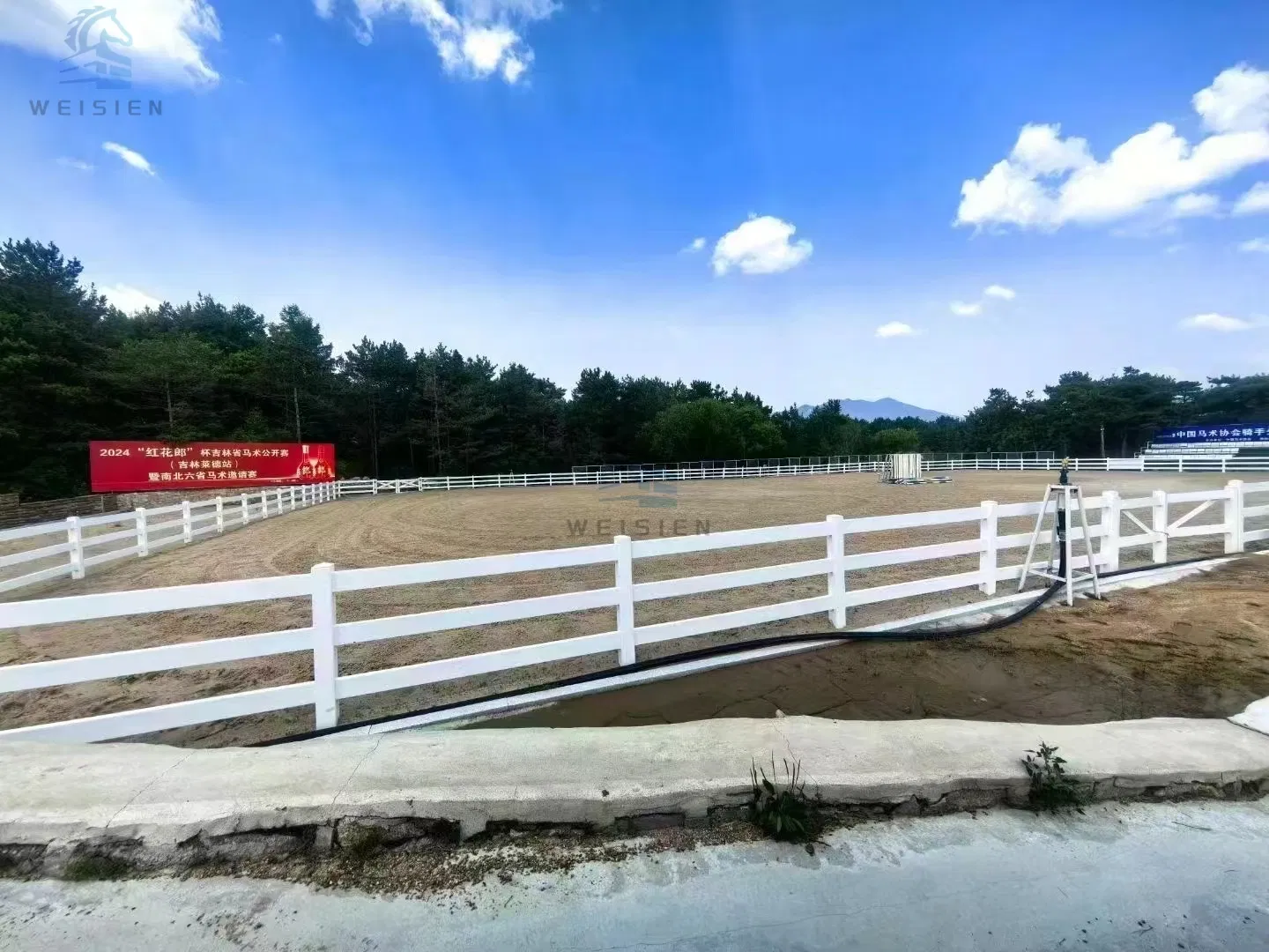 Premium Vinyl Horse Fence with 2 and 3 Rails for Farms