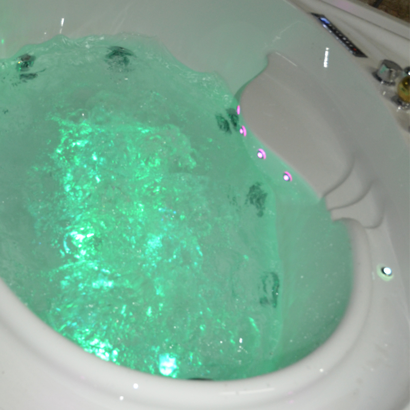 Угловая акриловая ванна на 2 персоны с джакузи