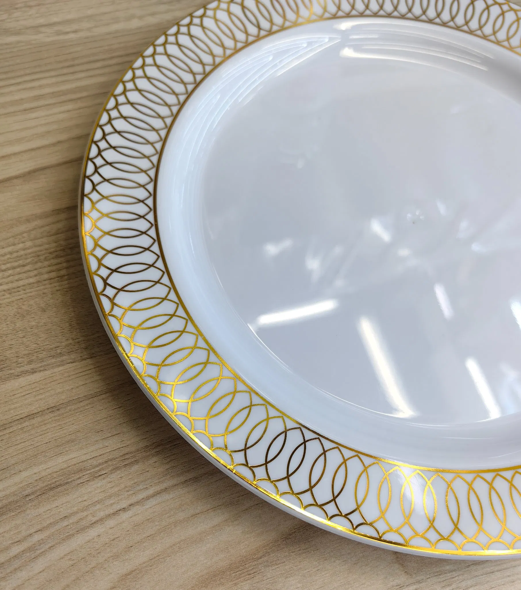 Золотые пластиковые тарелки с приборами для свадьбы и вечеринок