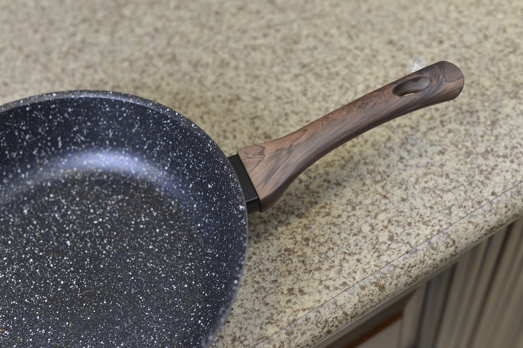 Сковорода алюминиевая кованая с антипригарным покрытием 24 см