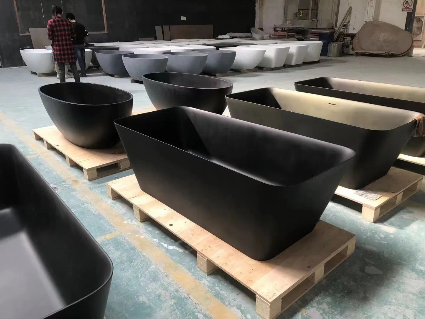 Черная ванна из искусственного камня для глубокого погружения