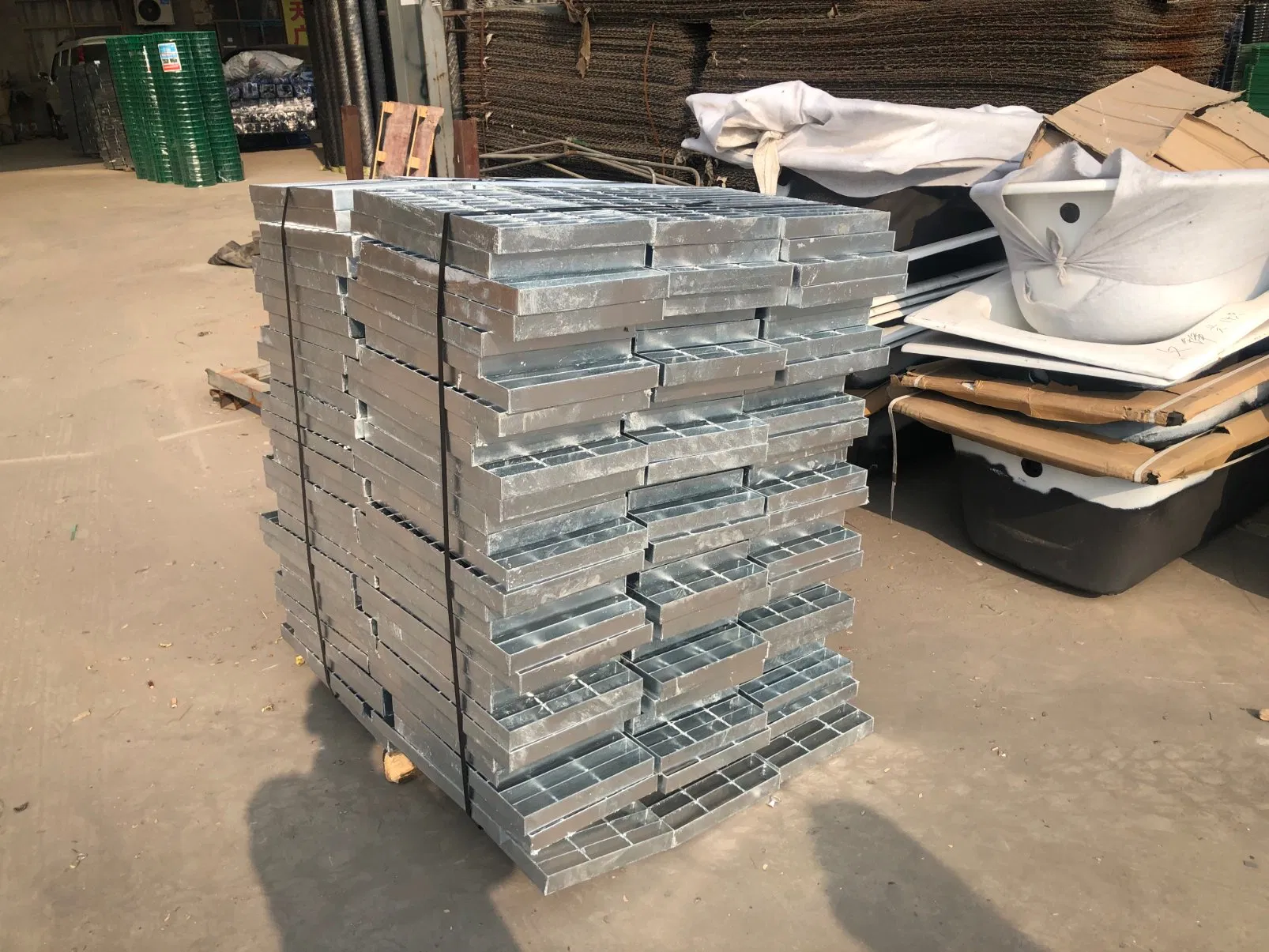 Step Treads Dipped Galvanized Metal Grid Stair Treads Steel Grating Walkway
