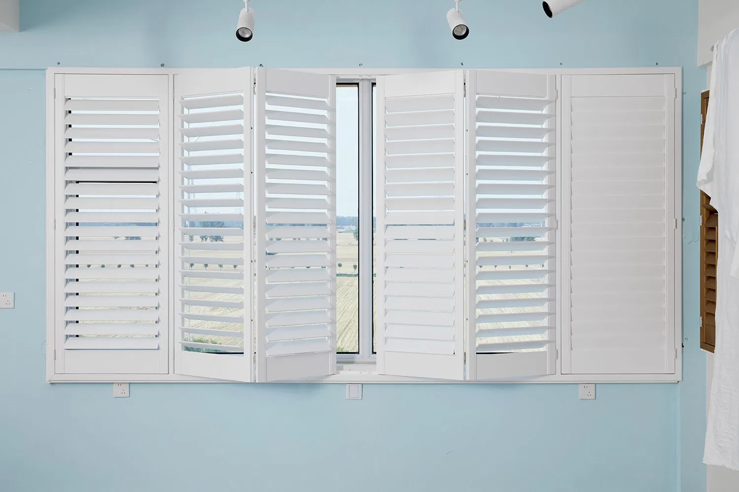 Made to Measure Paulownia Wood/Bass Wood/PVC White Painted Plantation Shutters for Home Decoration