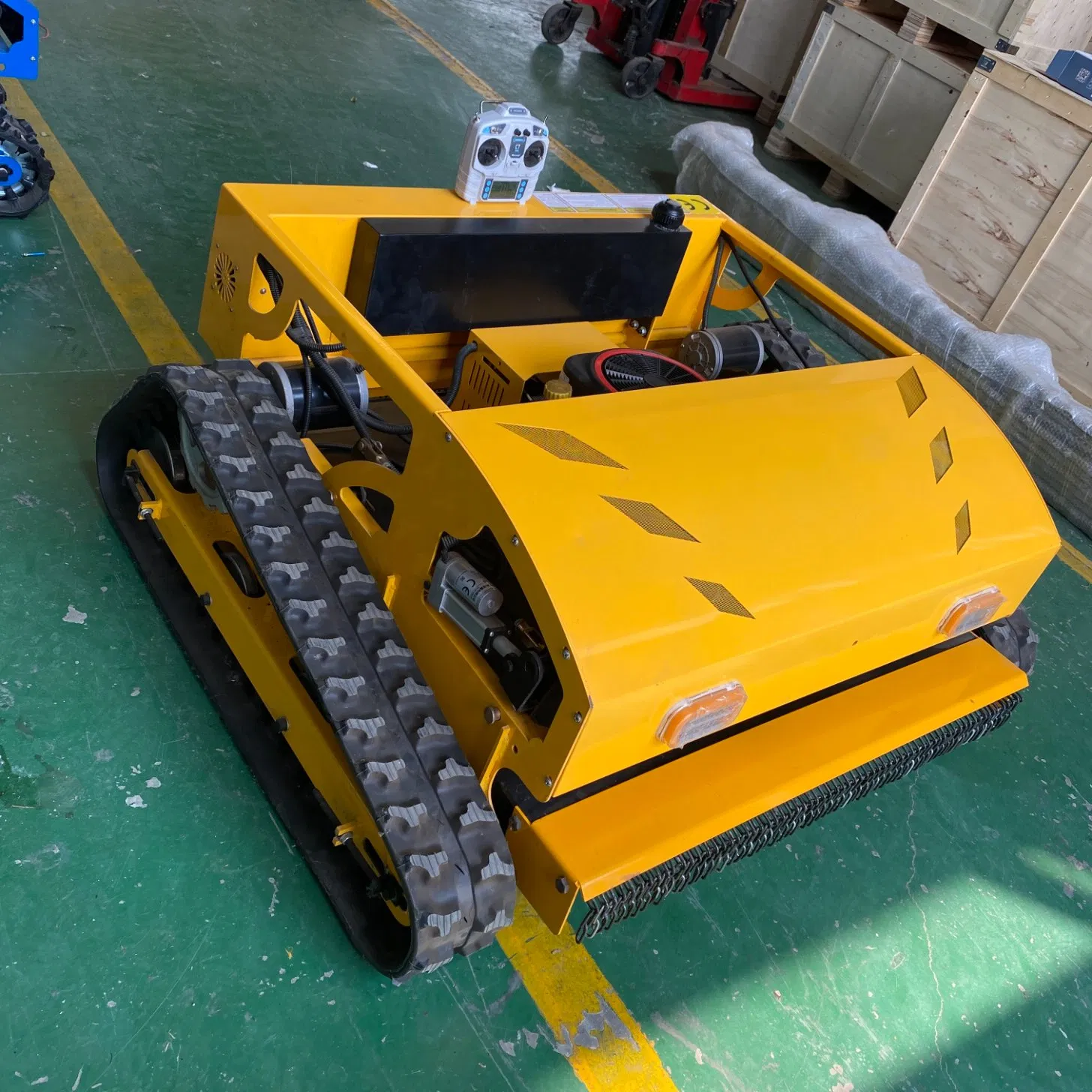 Робот-газонокосилка на дизеле с дистанционным управлением