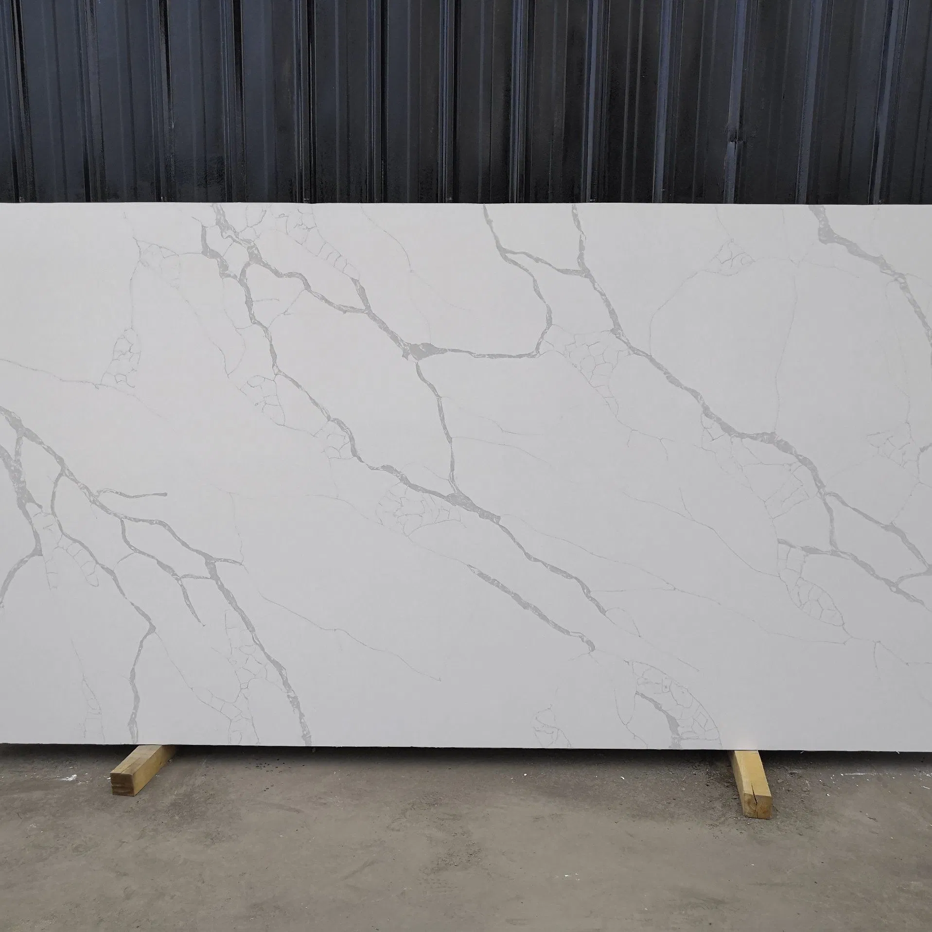 Artificial Calacatta Stratus Quartz Customized Size Black White for Countertop and Big Slabs