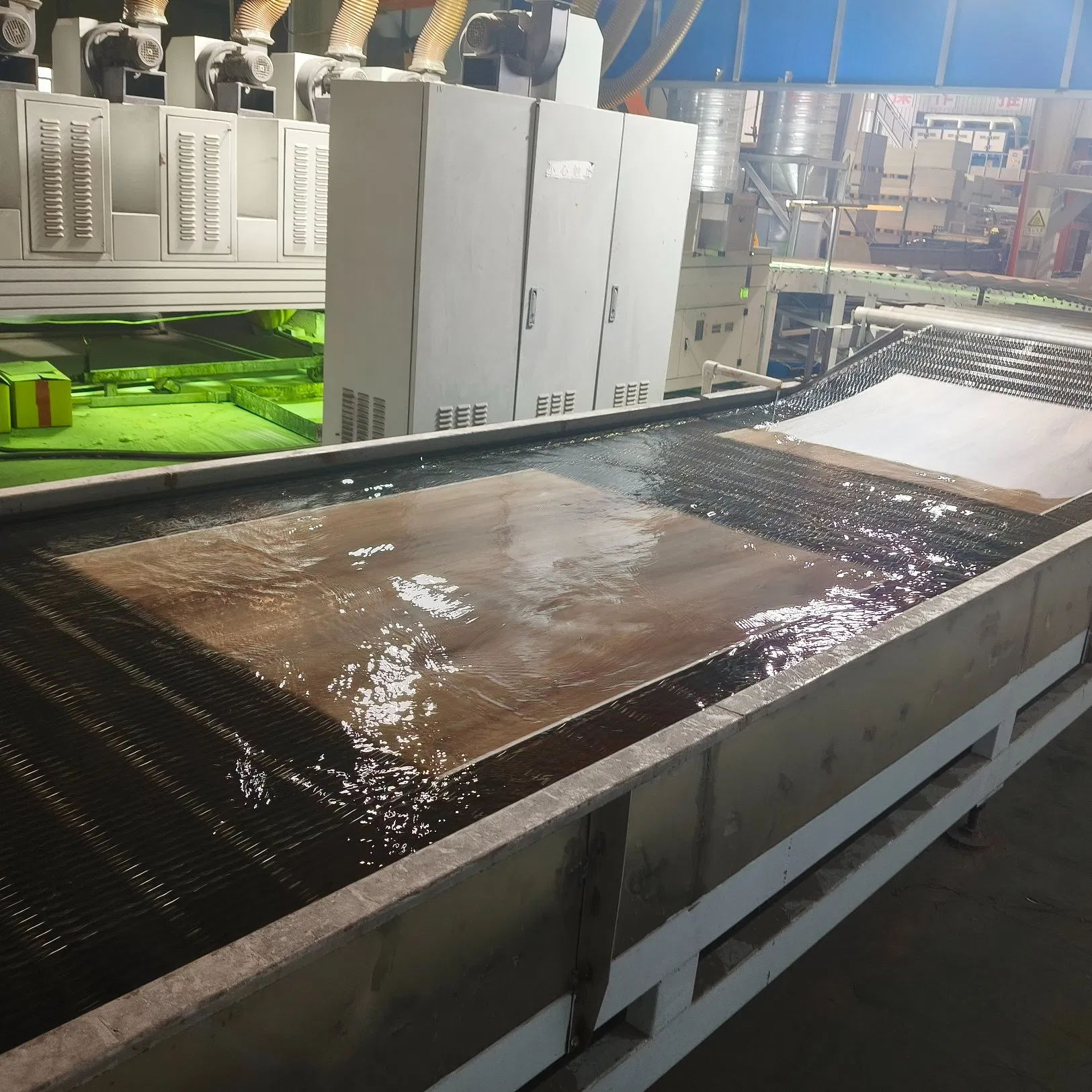 Водостойкий SPC ламинат Wood Plastic Fishbone, 4 мм