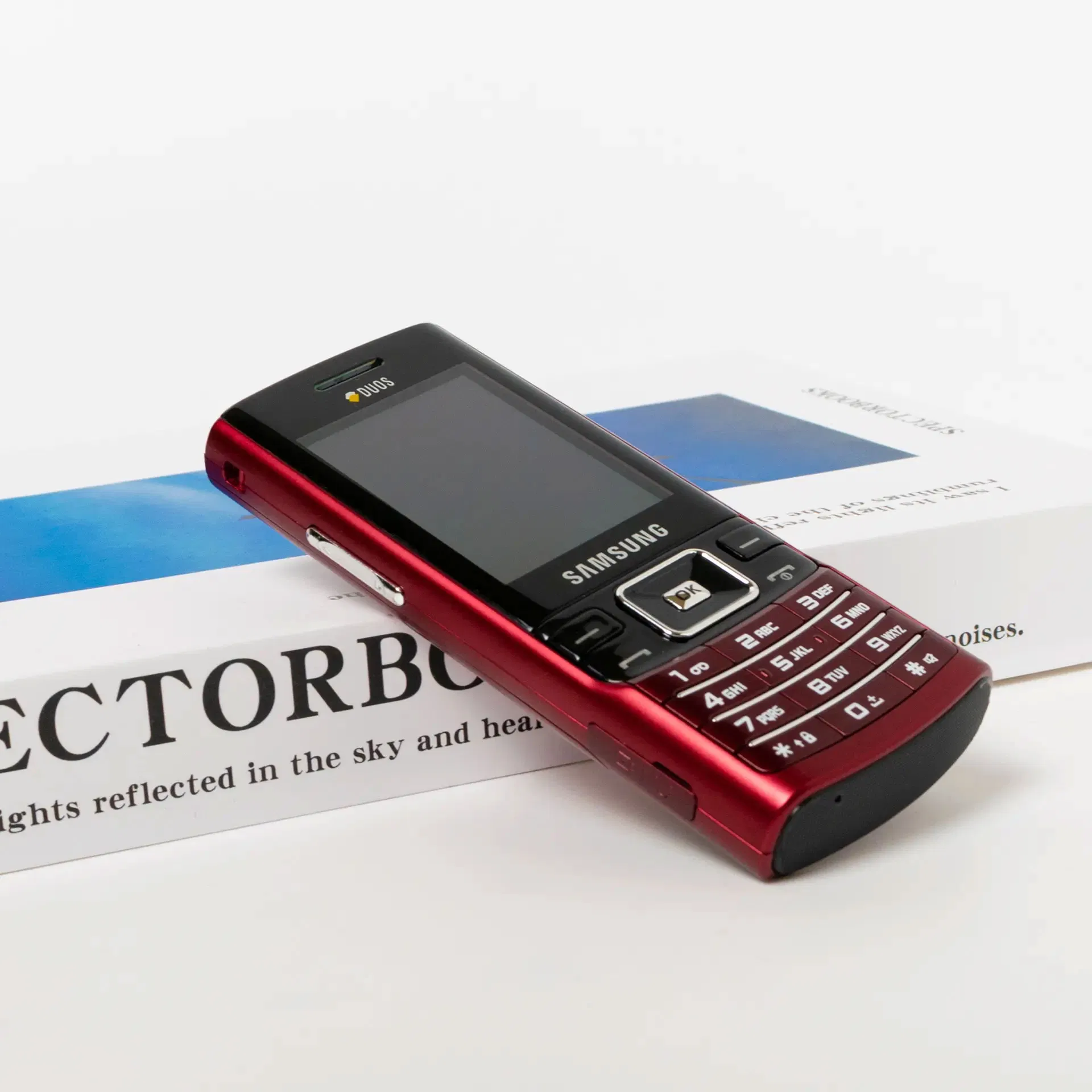 Кнопочный телефон 2G с двумя SIM-картами