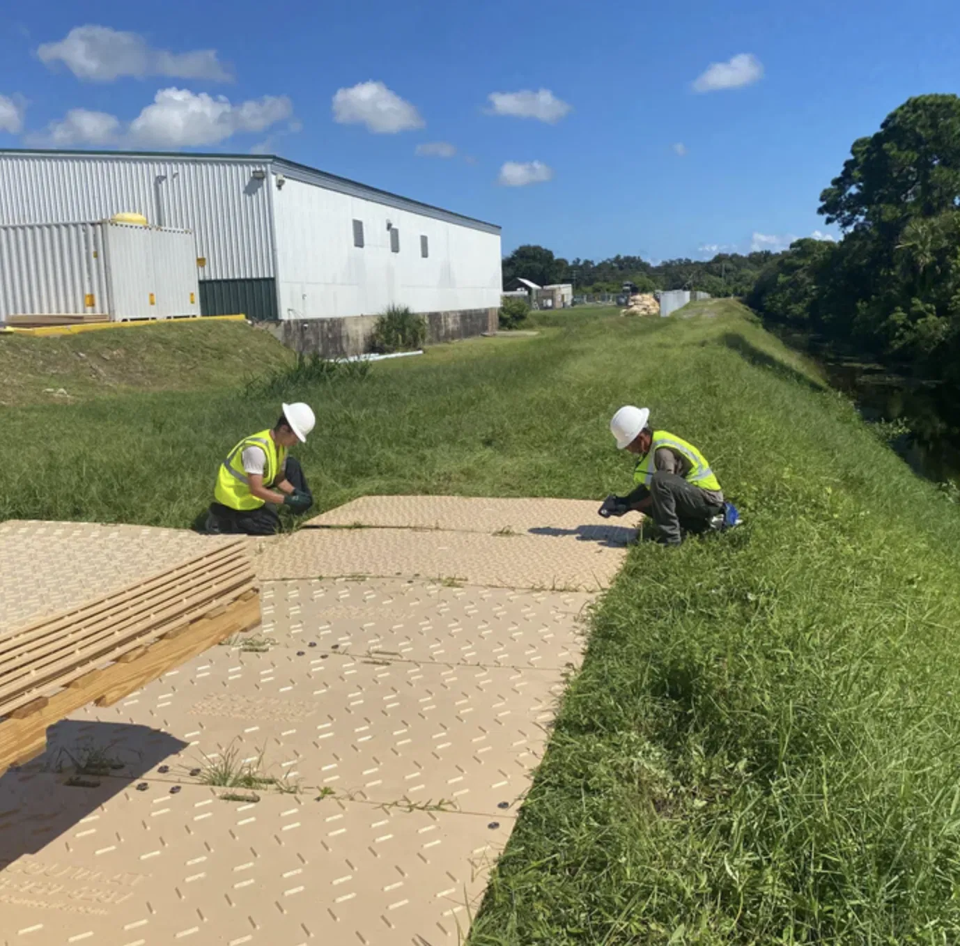 Durable Ground Protection Mat Versatile PE Ground Mat Paving Slab HDPE Ground Protection Road Mats 4X8 FT 60-100 Ton for Heavy Equipment