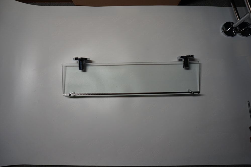 Настенная стеклянная полка хром 50см