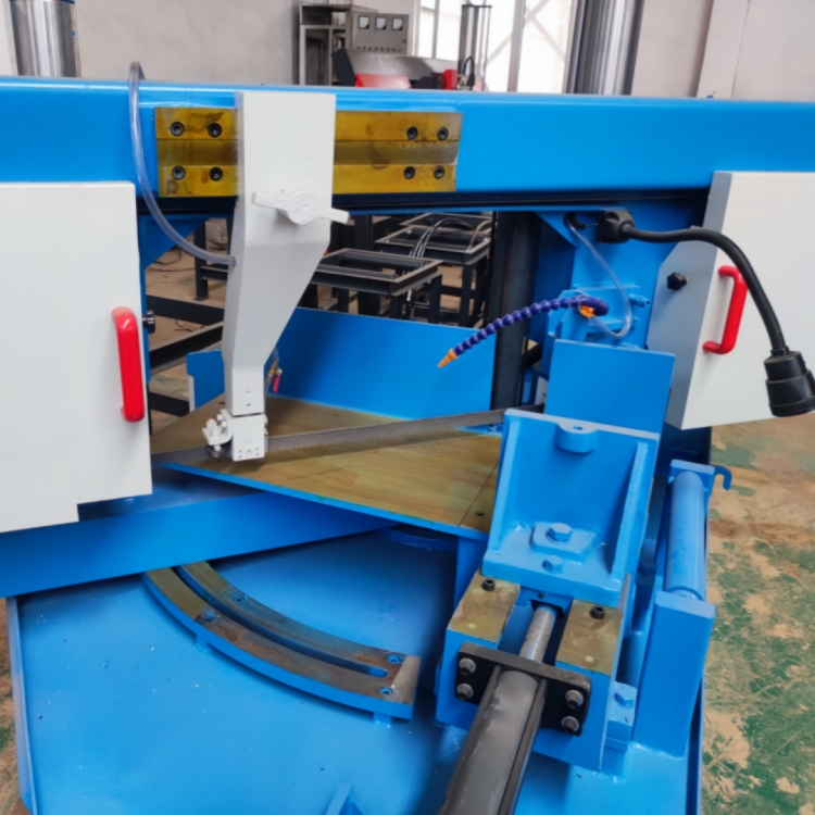 Ленточная пила по металлу автоматическая