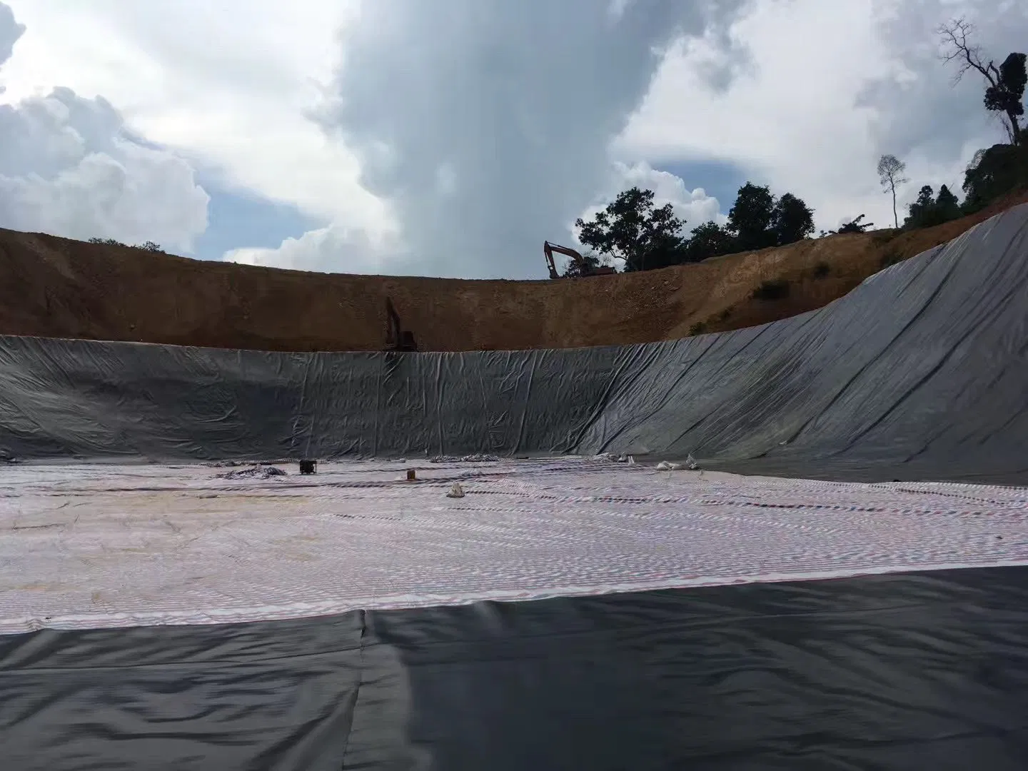 Bentonite Waterproofing Blanket Mat/Geosynthetic Clay Liner Gcl for Landfills Pond