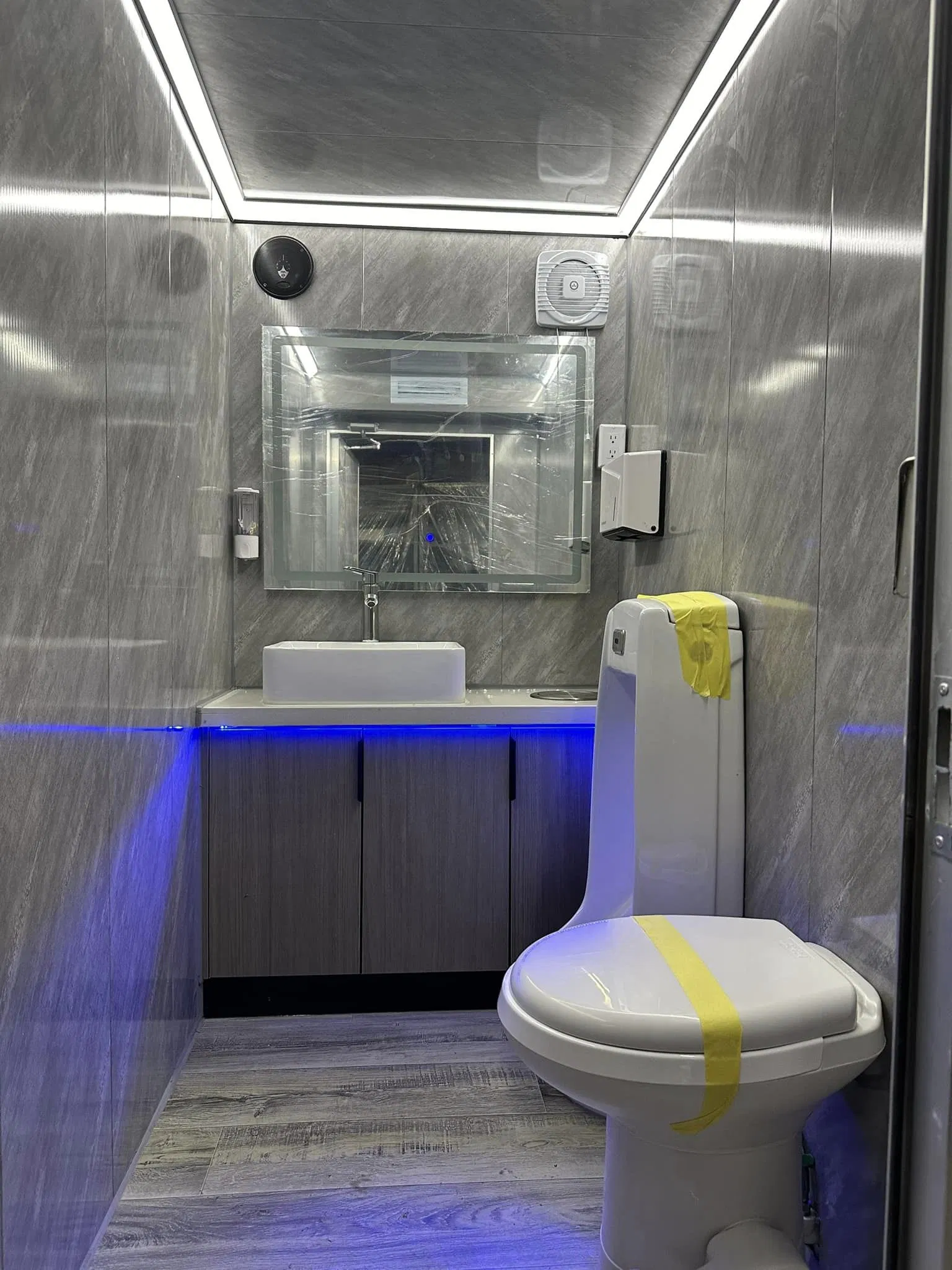 Mobile Outdoor Luxury Portable Bathrooms Trailer Factory Price Restrooms Trailer Camping Caravan Toilet Manufacturers