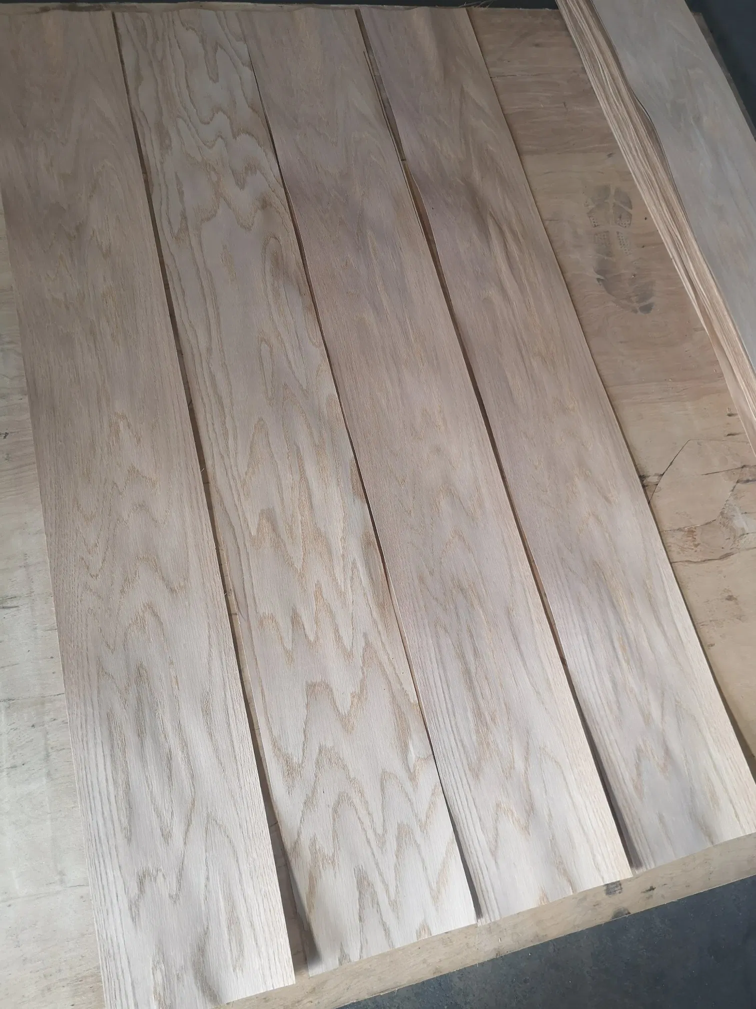 0.6mm Oak Wood Vene Floor Decorate Veneer