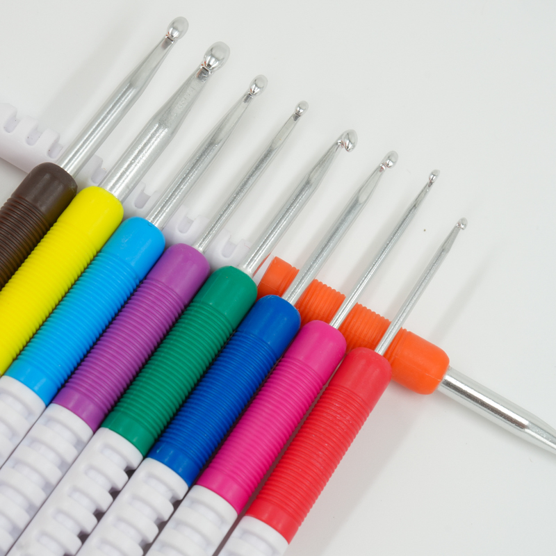 Nine Color Plastic Handle Aluminum Crochet Hook Set