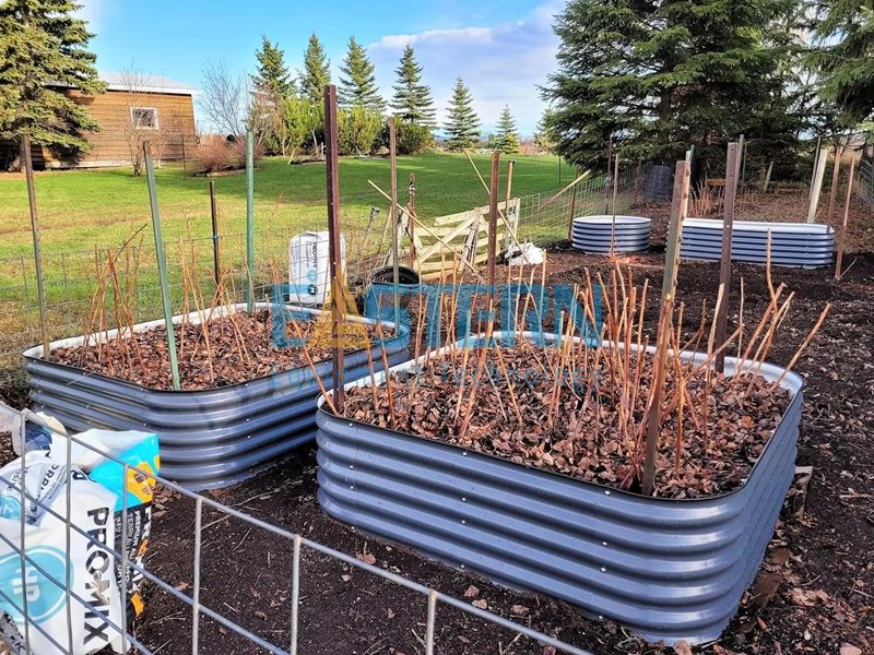 Металлическая высокая грядка для сада