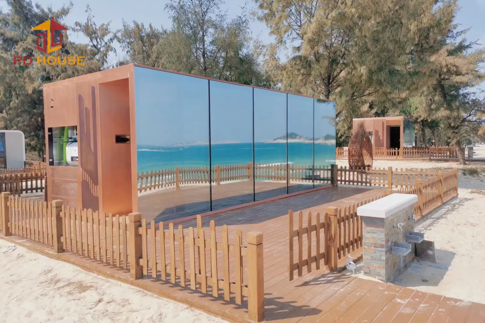 Factory Direct Supply of Modern Luxury Prefabricated Modular Easy Assembly 20FT 40FT Character Glass Mirror Container Houses Portable Modular Hotel Home Cabin