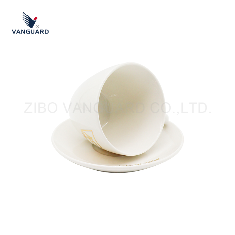 Керамическая чашка с блюдцем и золотым декором на заказ