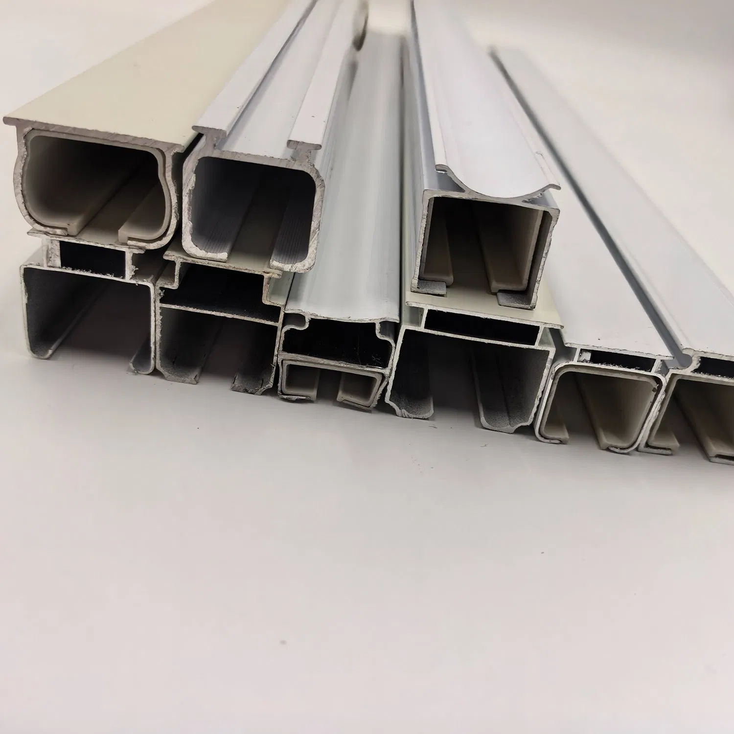 Easy-Install Ceiling-Mounted Aluminum Curtain Track for Real Estate Renovation