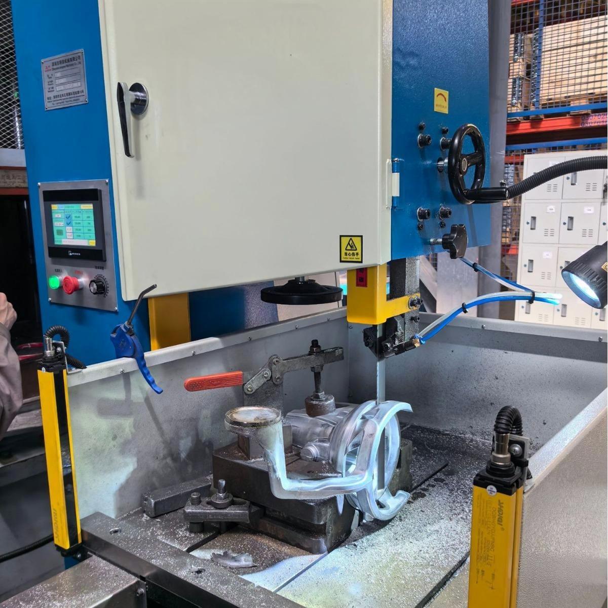 Станок для резки дерева ленточнопильный