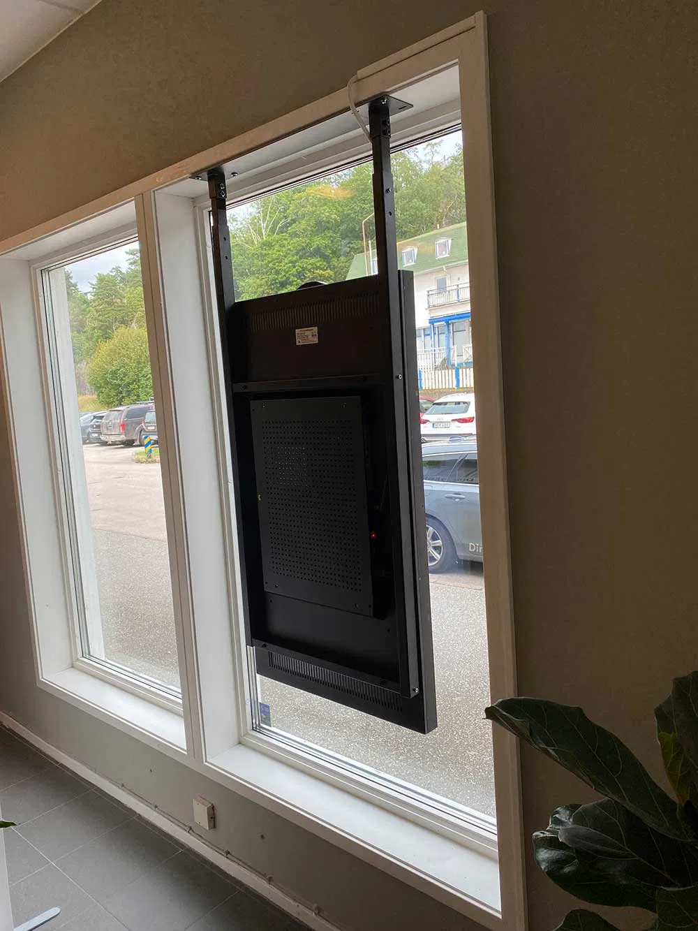 Factory Cheap Price Indoor Advertising LCD Screen Double Side Store Window LCD Digital Signage Display for Bus