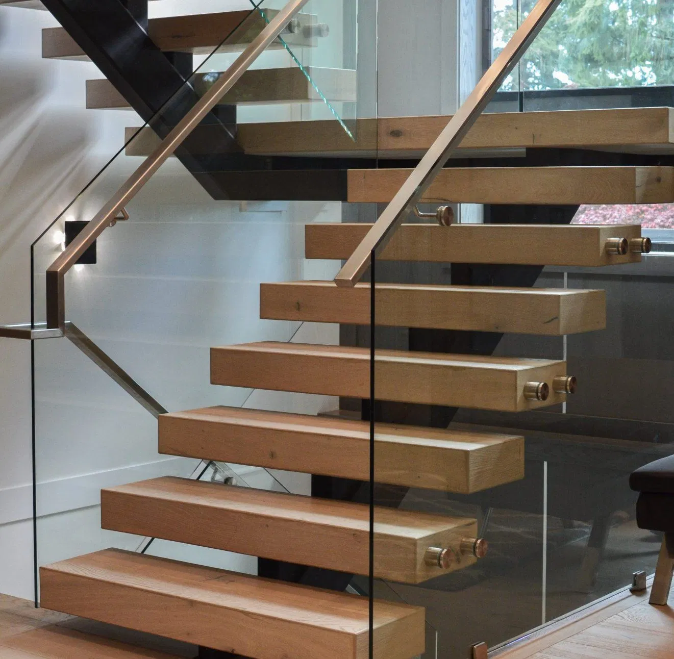 American White Oak Solid Wood Steel Staircase Straight Shape Centre Beam Glass Railing Stairs Design