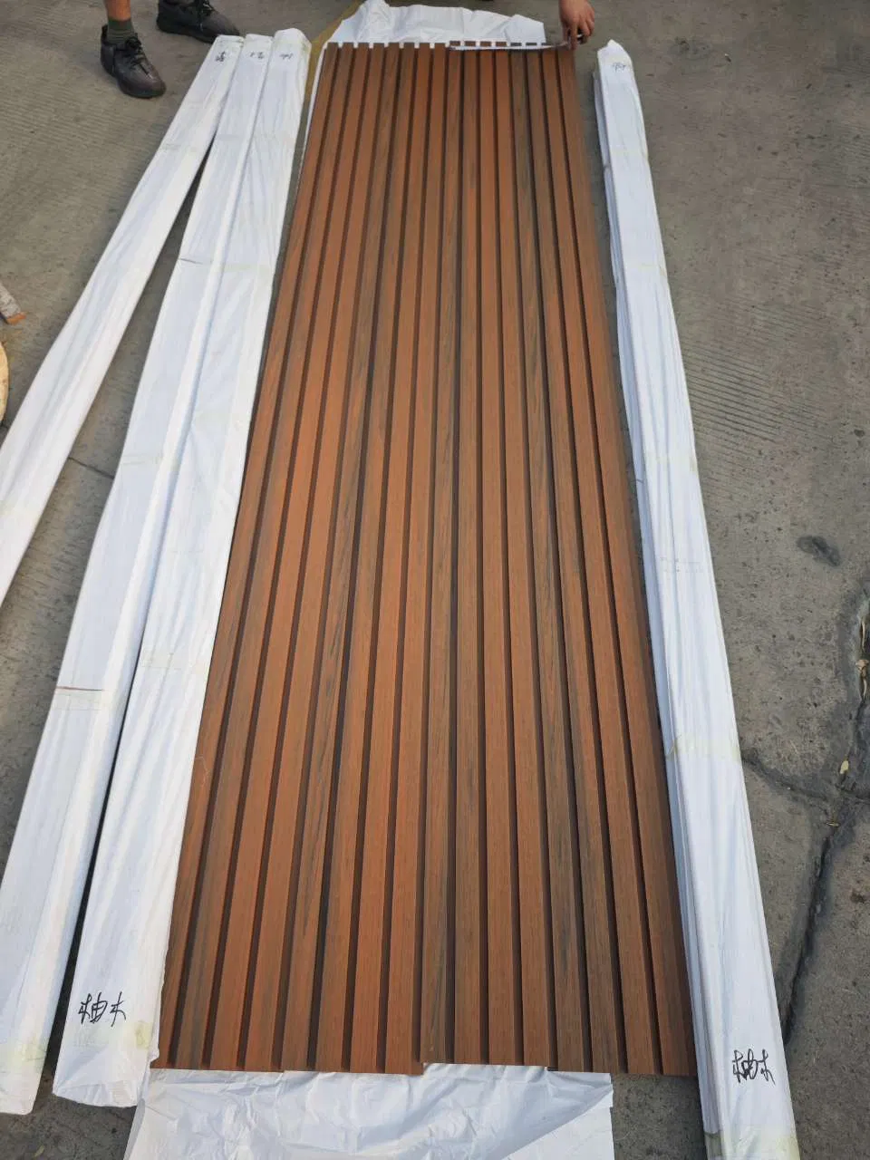 Factory Easy Install Co-Extrusion WPC Composite Solid Decking Boards Flooring Outdoor Exterio