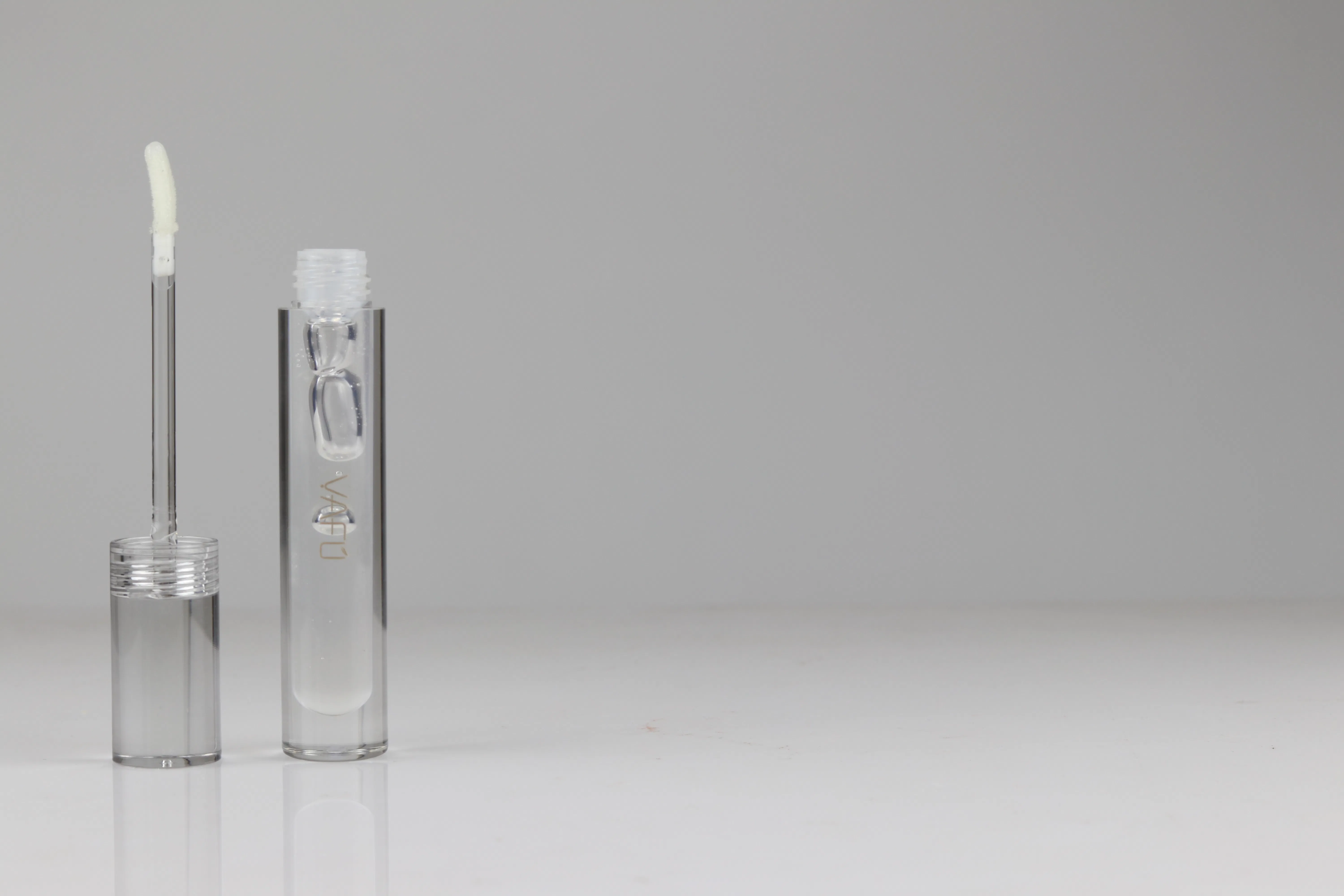 Customizable Hydrating Clear Gloss Lip Oil for All-Day Moisture