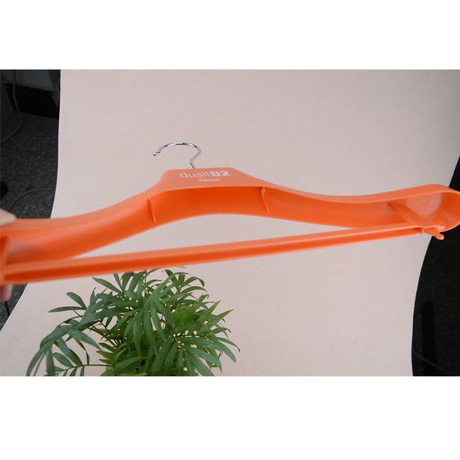 Пластиковые вешалки для одежды с планкой для брюк