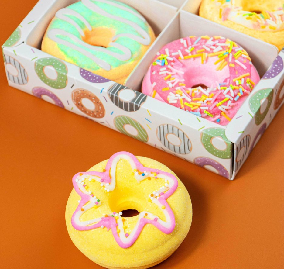 Online Wholesale and Retail Strong Scent Flower Aroma Surprise Bubble Bath Salt Organic Shea Butter Lovely Donuts Bath Bomb Set
