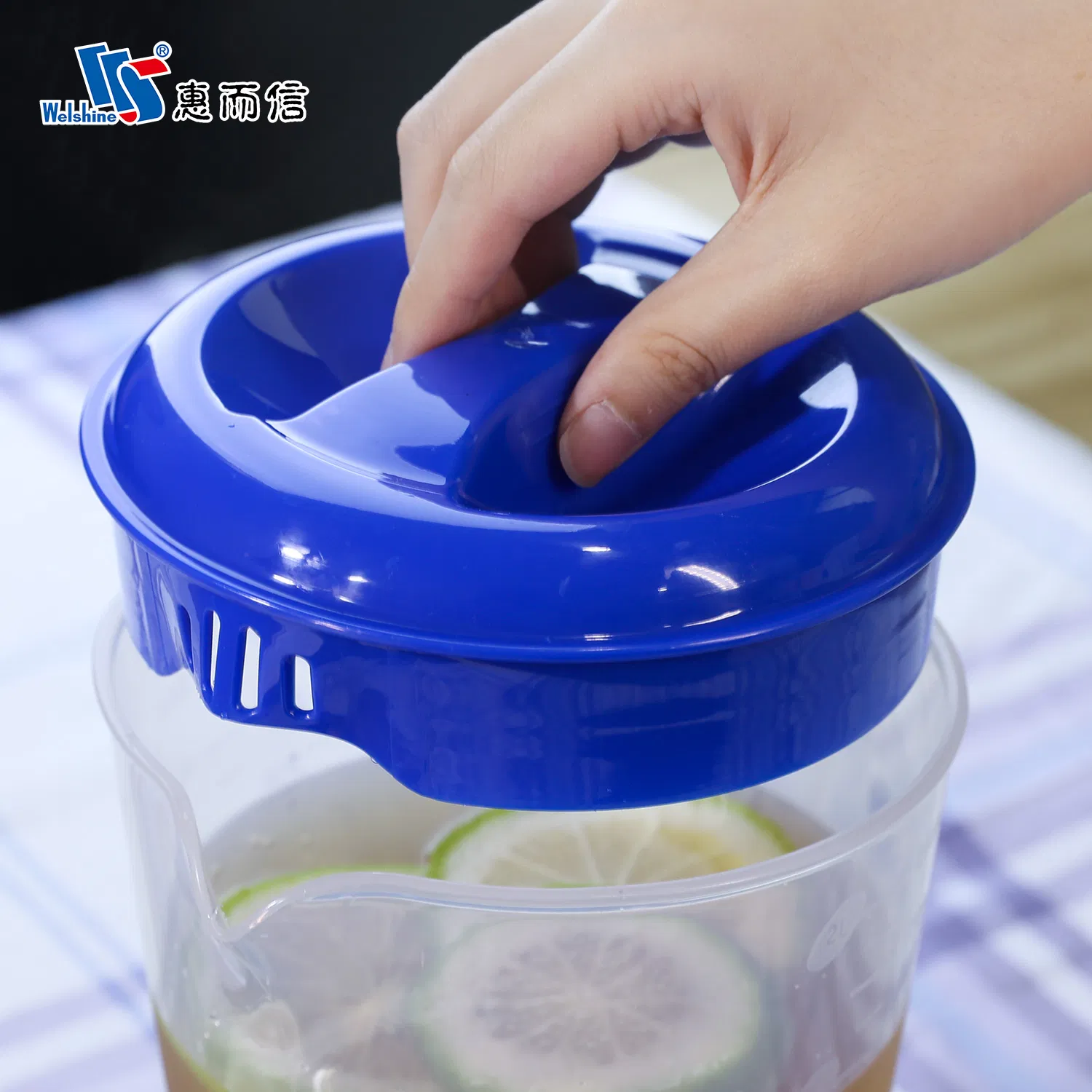 Plastic Liquid Cold Water Jug with Scale Home Round Bottom Pitchers