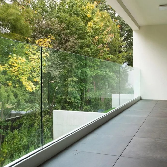 USA Standard Frameless Grey Glass Outdoor Railing Aluminium Base for Balcony or Terrace