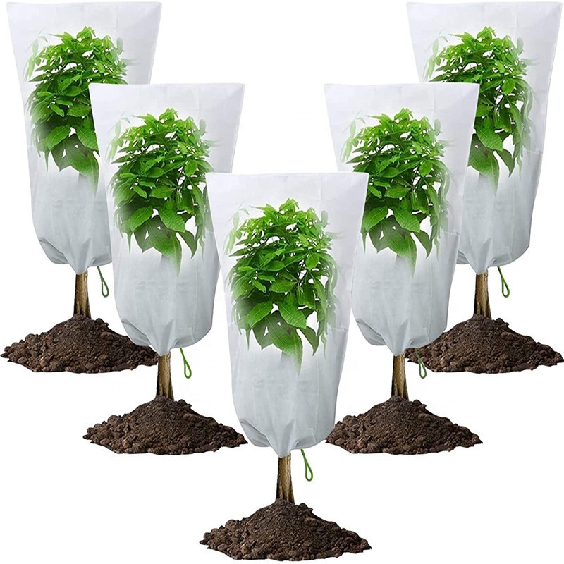 Чехол защитный зимний для растений кустарников