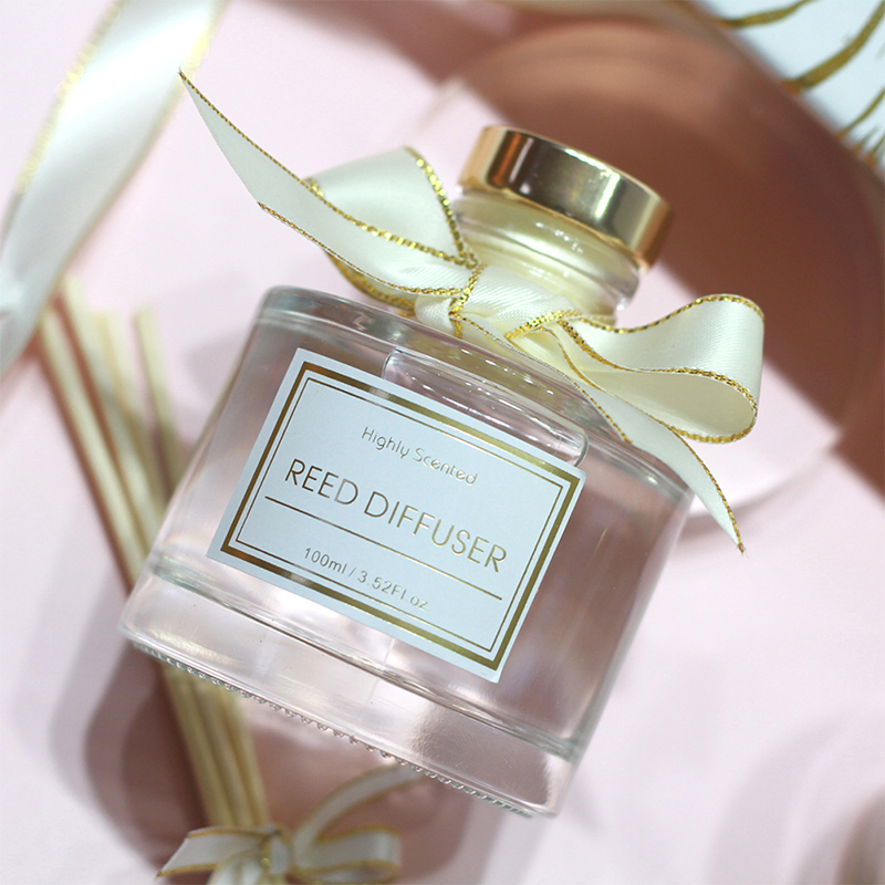 Classic Gift Set Contains 200g Scented Candle 100ml Reed Diffuser