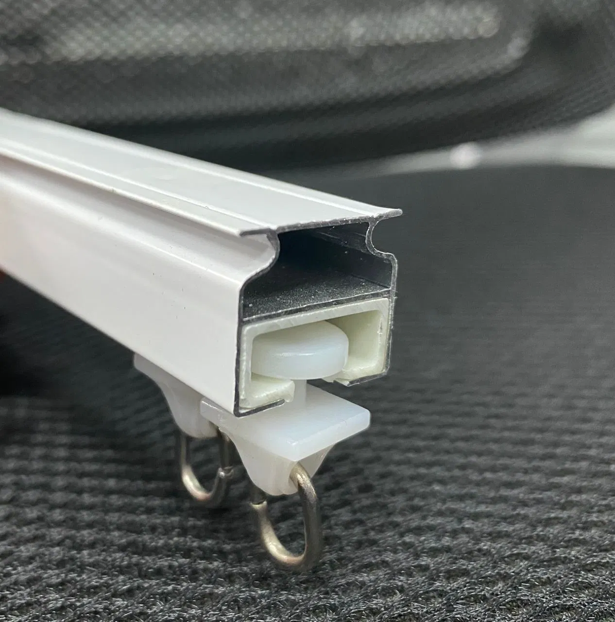 Dual-Track Aluminum Curtain Rail with Top-Mounted Silent Gliding Mechanism
