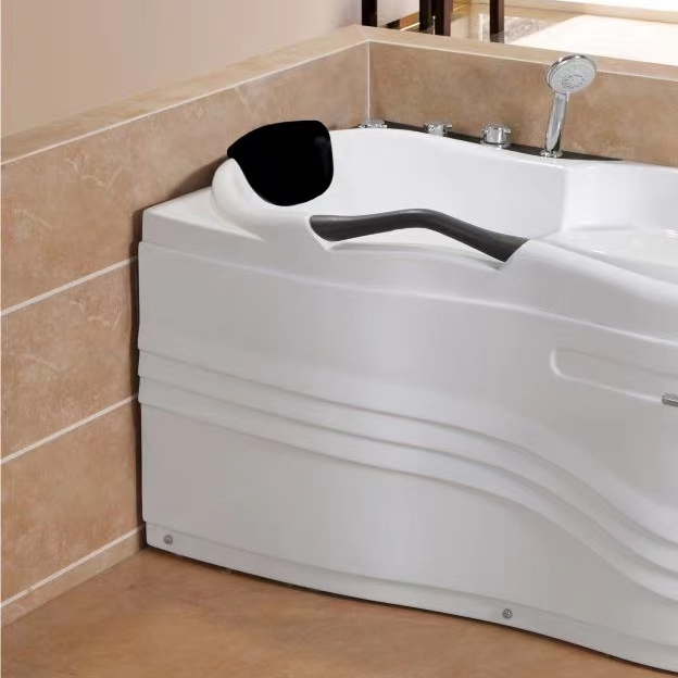 Угловая ванна с гидромассажем в скандинавском стиле