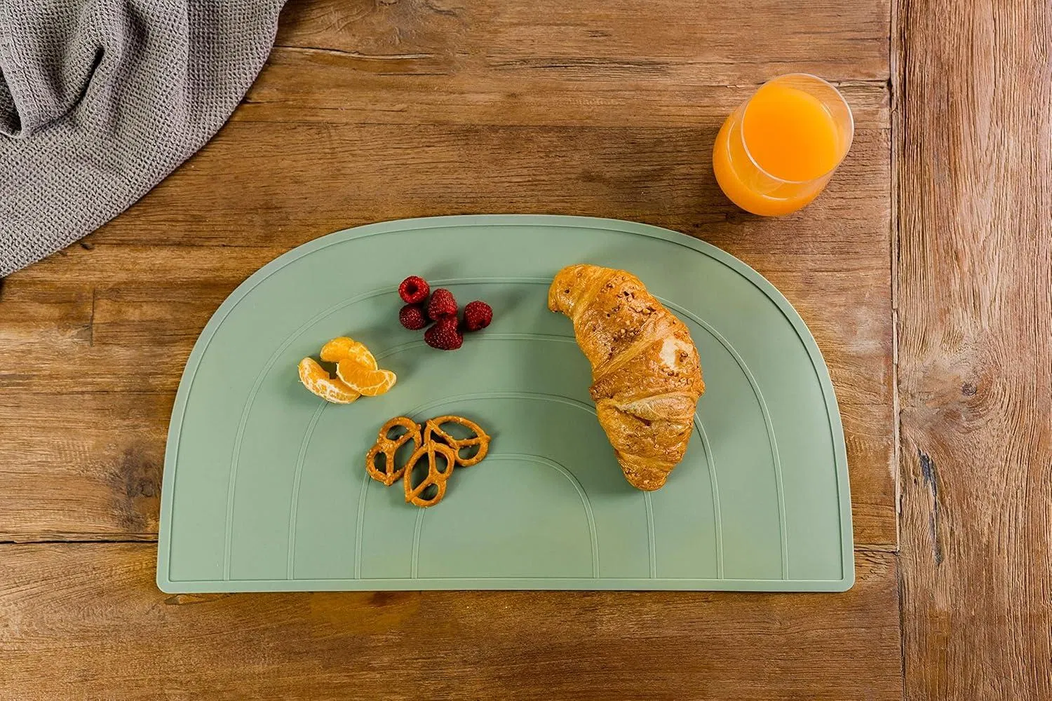 Wholesale OEM ODM Customized Logo Child-Friendly Design Rainbow Silicone Placemat