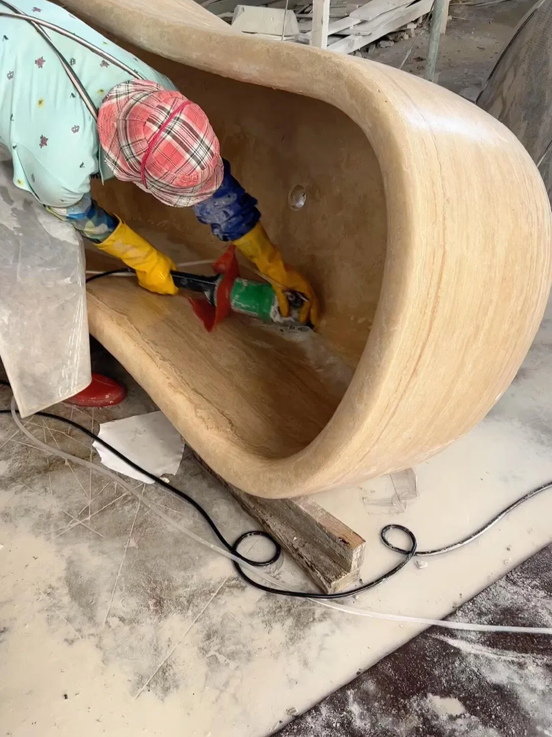 European Hand-Carved Natural Stone Marble Freestanding Bath Tub Oval Natural Marble Travertine Carving Free Standing Bathtub