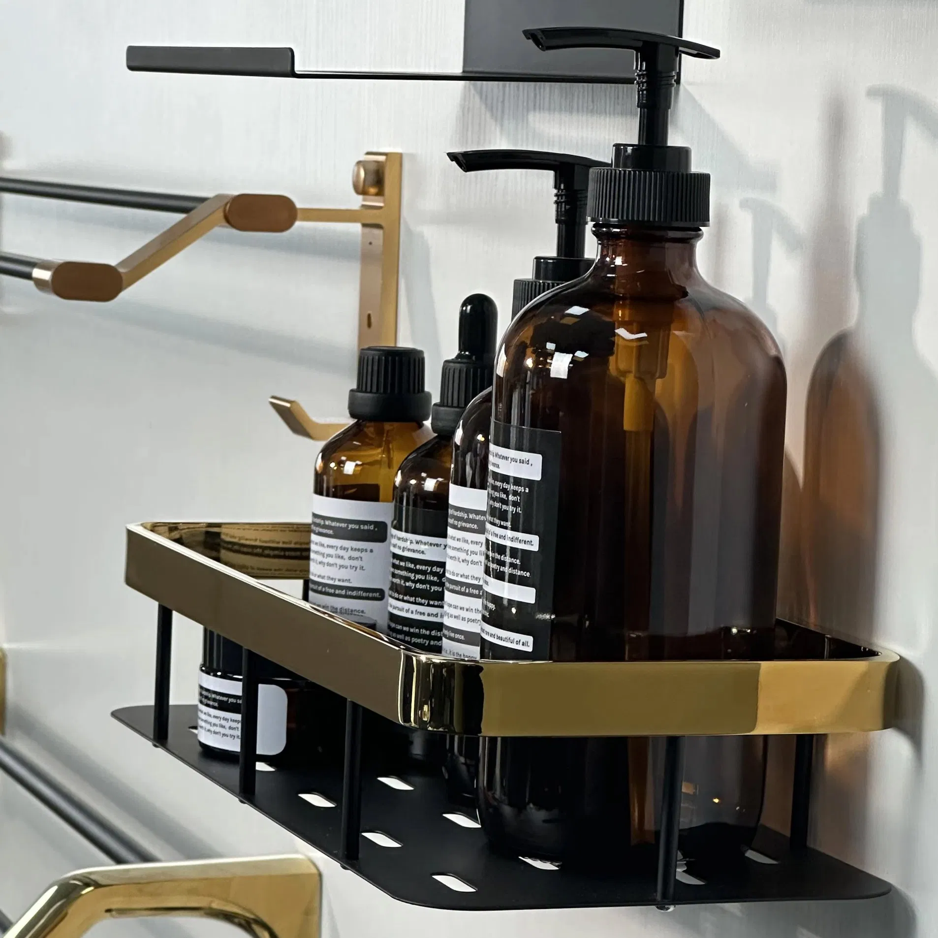 Настенная полка для ванной черно-золотая