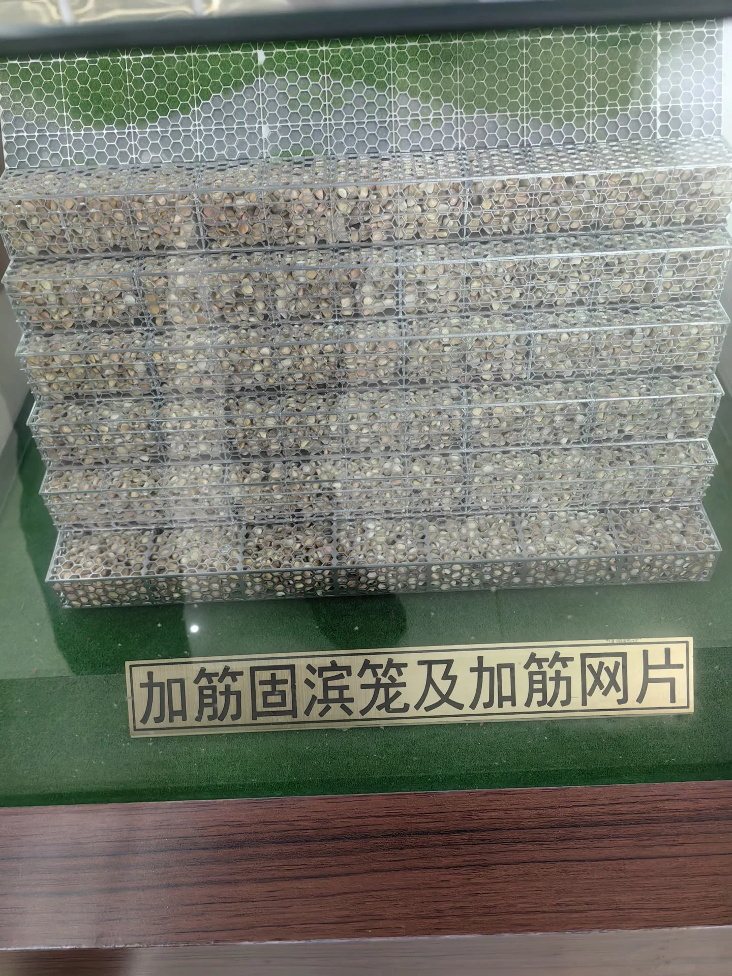 Hand-Made Corporate Showcase Sculpture, Customize for Office Display Needs