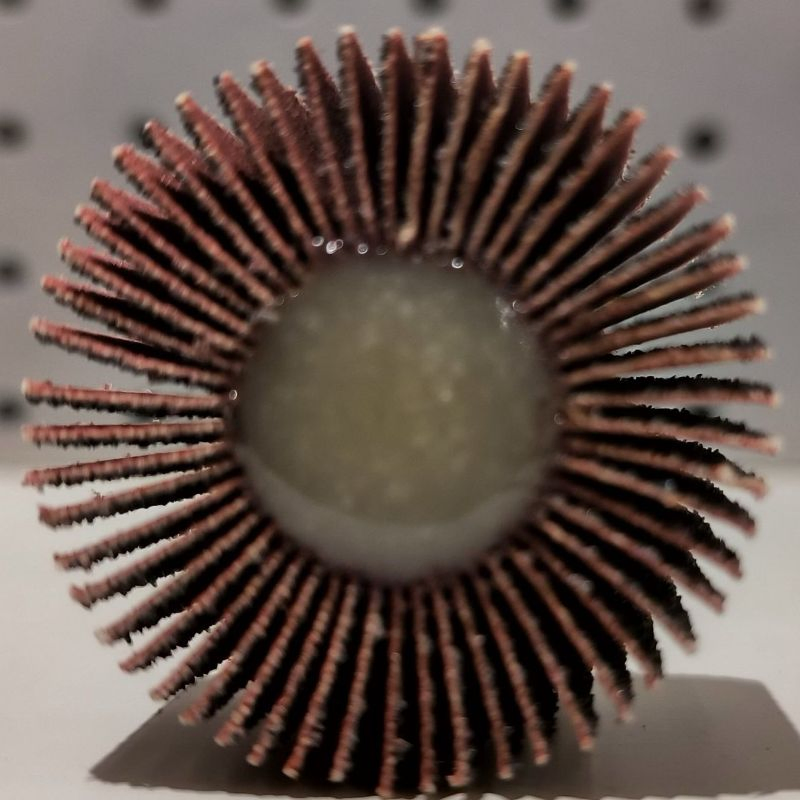 Абразивный лепестковый круг из циркония с валом