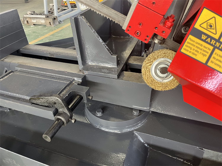 Ленточная пила по металлу с регулируемым углом