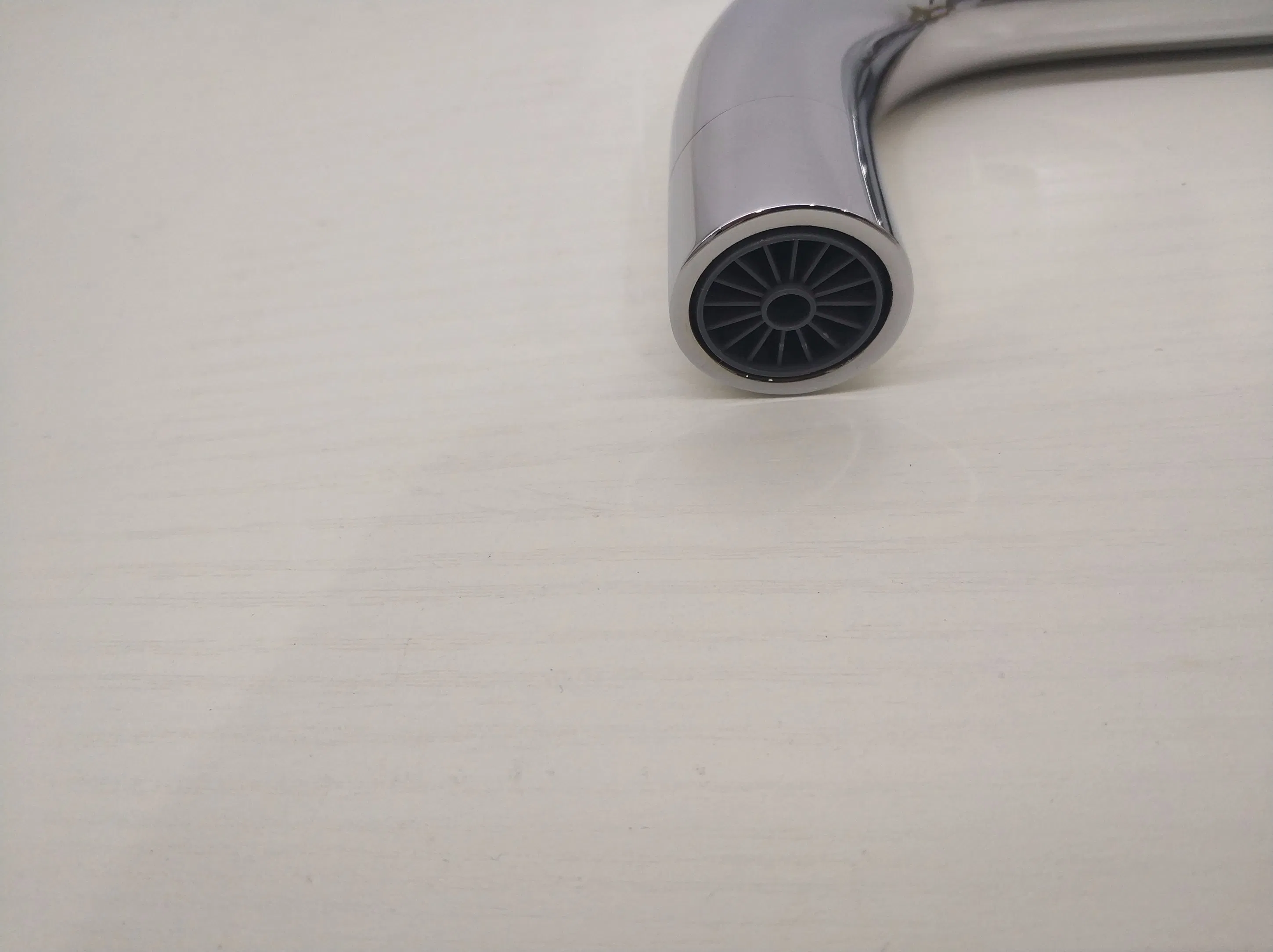 Смеситель для ванны с изливом, хром