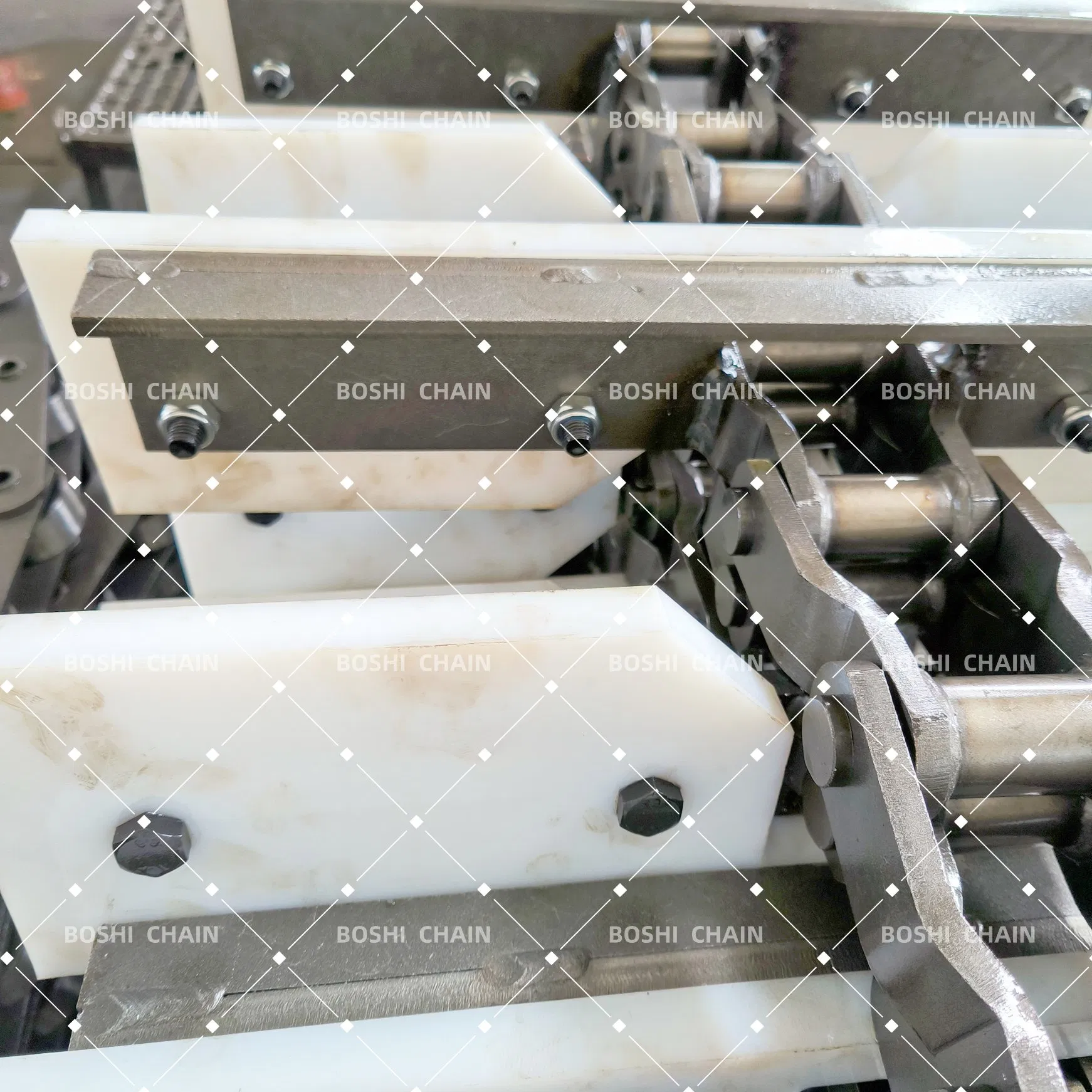 Low-Friction Welded Bent Plate Chain with Nylon Plates Reduces Noise in Warehouse Conveyors